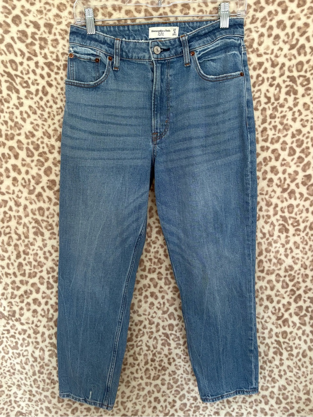 Abercrombie & Fitch The Mom High Rise Curve Love Jeans Light Wash